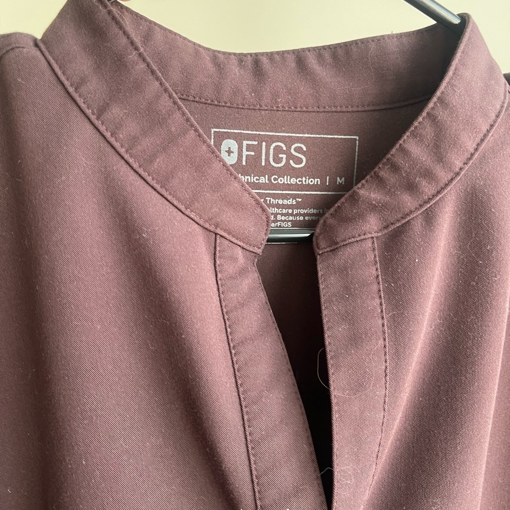 FIGS RAEFAELLA TOP SZ MEDIUM ESPRESSO BROWN COLOR